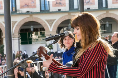 La artista ha participado en la concentración organizada en la capital ribera y ha cantado 'La puerta violeta'