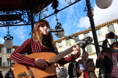 La artista ha participado en la concentración organizada en la capital ribera y ha cantado 'La puerta violeta'