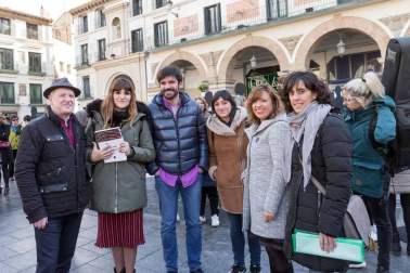 La artista ha participado en la concentración organizada en la capital ribera y ha cantado 'La puerta violeta'
