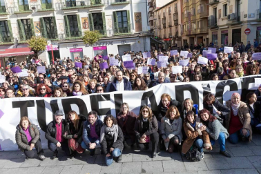 La artista ha participado en la concentración organizada en la capital ribera y ha cantado 'La puerta violeta'