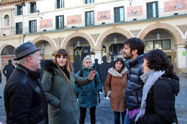 La artista ha participado en la concentración organizada en la capital ribera y ha cantado 'La puerta violeta'