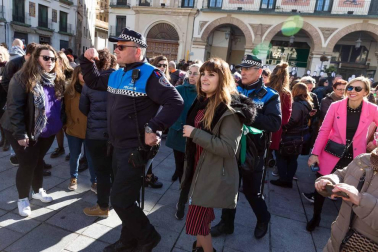 La artista ha participado en la concentración organizada en la capital ribera y ha cantado 'La puerta violeta'