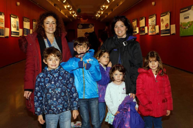 El Planetario de Pamplona acogió la representación teatral divulgativa 'Yo quiero ser científica', en la que nueve profesoras que imparten docencia en diferentes titulaciones de ingeniería de la Universidad Pública de Navarra rescataron la vida y la obra de mujeres científicas de siglos pasados. Un evento que contó con la financiación de la Fundación Española para la Ciencia y la Tecnología (FECYT), el Ministerio de Ciencia, Innovación y Universidades y el Gobierno de Navarra, así como la colaboración del Planetario de Pamplona y el Ayuntamiento de Pamplona.