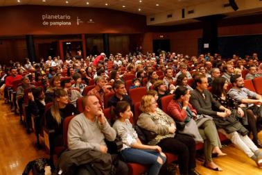 El Planetario de Pamplona acogió la representación teatral divulgativa 'Yo quiero ser científica', en la que nueve profesoras que imparten docencia en diferentes titulaciones de ingeniería de la Universidad Pública de Navarra rescataron la vida y la obra de mujeres científicas de siglos pasados. Un evento que contó con la financiación de la Fundación Española para la Ciencia y la Tecnología (FECYT), el Ministerio de Ciencia, Innovación y Universidades y el Gobierno de Navarra, así como la colaboración del Planetario de Pamplona y el Ayuntamiento de Pamplona.