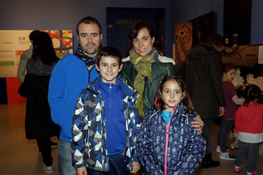 El Planetario de Pamplona acogió la representación teatral divulgativa 'Yo quiero ser científica', en la que nueve profesoras que imparten docencia en diferentes titulaciones de ingeniería de la Universidad Pública de Navarra rescataron la vida y la obra de mujeres científicas de siglos pasados. Un evento que contó con la financiación de la Fundación Española para la Ciencia y la Tecnología (FECYT), el Ministerio de Ciencia, Innovación y Universidades y el Gobierno de Navarra, así como la colaboración del Planetario de Pamplona y el Ayuntamiento de Pamplona.