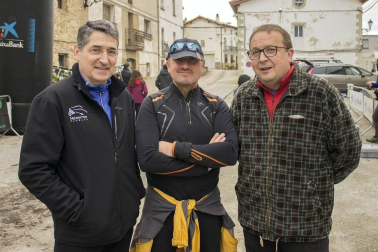 139 corredores finalizaron el sábado 24 de noviembre la séptima edición del exigente Cross del Arriero. Organizado por el club de montaña Ameskoazarra, tuvo a la localidad de Eulate como punto de salida y de meta. Álvaro Ramos, en categoría masculina, y Mª Cruz Aragón en la femenina, se llevaron finalmente el triunfo.
