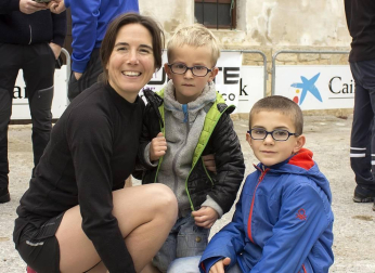 139 corredores finalizaron el sábado 24 de noviembre la séptima edición del exigente Cross del Arriero. Organizado por el club de montaña Ameskoazarra, tuvo a la localidad de Eulate como punto de salida y de meta. Álvaro Ramos, en categoría masculina, y Mª Cruz Aragón en la femenina, se llevaron finalmente el triunfo.