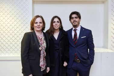 Más de 200 farmacéuticos se reunieron en Pamplona el sábado 24 de noviembre durante la celebración del Día del colegiado y la Fiesta de la Patrona de los Farmacéuticos. Durante este evento, al que asistieron destacadas autoridades sanitarias, el Colegio Oficial de Farmacéuticos de Navarra concedió el XVI Premio COFNA al director de I+D de Viscofan, José Ángel Arrarás, en reconocimiento a su trayectoria profesional.