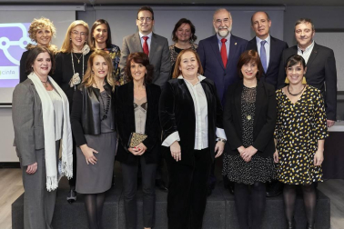 Más de 200 farmacéuticos se reunieron en Pamplona el sábado 24 de noviembre durante la celebración del Día del colegiado y la Fiesta de la Patrona de los Farmacéuticos. Durante este evento, al que asistieron destacadas autoridades sanitarias, el Colegio Oficial de Farmacéuticos de Navarra concedió el XVI Premio COFNA al director de I+D de Viscofan, José Ángel Arrarás, en reconocimiento a su trayectoria profesional.