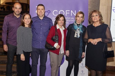 Más de 200 farmacéuticos se reunieron en Pamplona el sábado 24 de noviembre durante la celebración del Día del colegiado y la Fiesta de la Patrona de los Farmacéuticos. Durante este evento, al que asistieron destacadas autoridades sanitarias, el Colegio Oficial de Farmacéuticos de Navarra concedió el XVI Premio COFNA al director de I+D de Viscofan, José Ángel Arrarás, en reconocimiento a su trayectoria profesional.