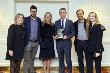 Más de 200 farmacéuticos se reunieron en Pamplona el sábado 24 de noviembre durante la celebración del Día del colegiado y la Fiesta de la Patrona de los Farmacéuticos. Durante este evento, al que asistieron destacadas autoridades sanitarias, el Colegio Oficial de Farmacéuticos de Navarra concedió el XVI Premio COFNA al director de I+D de Viscofan, José Ángel Arrarás, en reconocimiento a su trayectoria profesional.