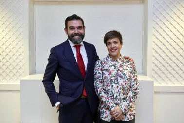 Más de 200 farmacéuticos se reunieron en Pamplona el sábado 24 de noviembre durante la celebración del Día del colegiado y la Fiesta de la Patrona de los Farmacéuticos. Durante este evento, al que asistieron destacadas autoridades sanitarias, el Colegio Oficial de Farmacéuticos de Navarra concedió el XVI Premio COFNA al director de I+D de Viscofan, José Ángel Arrarás, en reconocimiento a su trayectoria profesional.
