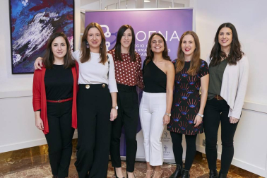Más de 200 farmacéuticos se reunieron en Pamplona el sábado 24 de noviembre durante la celebración del Día del colegiado y la Fiesta de la Patrona de los Farmacéuticos. Durante este evento, al que asistieron destacadas autoridades sanitarias, el Colegio Oficial de Farmacéuticos de Navarra concedió el XVI Premio COFNA al director de I+D de Viscofan, José Ángel Arrarás, en reconocimiento a su trayectoria profesional.