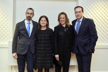 Más de 200 farmacéuticos se reunieron en Pamplona el sábado 24 de noviembre durante la celebración del Día del colegiado y la Fiesta de la Patrona de los Farmacéuticos. Durante este evento, al que asistieron destacadas autoridades sanitarias, el Colegio Oficial de Farmacéuticos de Navarra concedió el XVI Premio COFNA al director de I+D de Viscofan, José Ángel Arrarás, en reconocimiento a su trayectoria profesional.