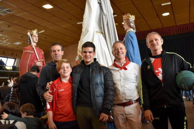 Ribaforada celebró sus III Jornadas del Brócoli del 23 al 25 de noviembre. La cámara de ¡Click! quiso compartir con los vecinos las actividades de la mañana del domingo que, debido a la amenaza de lluvia, se celebraron en el polideportivo. El numeroso público presente pudo disfrutar, entre otras actividades, de los puestos de la feria de artesanía, el reparto de tostadas o el baile de los gigantes locales.