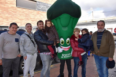 Ribaforada celebró sus III Jornadas del Brócoli del 23 al 25 de noviembre. La cámara de ¡Click! quiso compartir con los vecinos las actividades de la mañana del domingo que, debido a la amenaza de lluvia, se celebraron en el polideportivo. El numeroso público presente pudo disfrutar, entre otras actividades, de los puestos de la feria de artesanía, el reparto de tostadas o el baile de los gigantes locales.