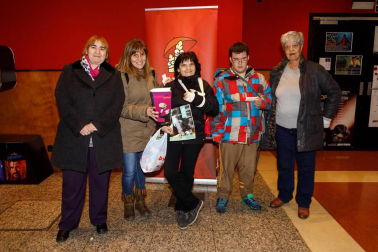 250 personas asistieron al estreno en Navarra del documental 'Ni distintos, ni diferentes: campeones', relato de la vida real de los protagonistas de la aplaudida película de Javier Fesser. La cita, organizada por Diario de Navarra y ANFAS, contó con la colaboración de los cines Golem, lugar en el que se realizó el encuentro. Tras la proyección, una mesa redonda permitió profundizar sobre la realidad de las personas con discapacidad.