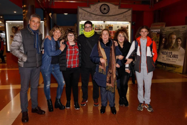 250 personas asistieron al estreno en Navarra del documental 'Ni distintos, ni diferentes: campeones', relato de la vida real de los protagonistas de la aplaudida película de Javier Fesser. La cita, organizada por Diario de Navarra y ANFAS, contó con la colaboración de los cines Golem, lugar en el que se realizó el encuentro. Tras la proyección, una mesa redonda permitió profundizar sobre la realidad de las personas con discapacidad.