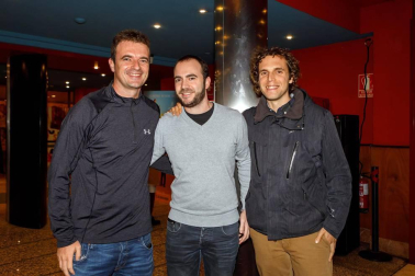 250 personas asistieron al estreno en Navarra del documental 'Ni distintos, ni diferentes: campeones', relato de la vida real de los protagonistas de la aplaudida película de Javier Fesser. La cita, organizada por Diario de Navarra y ANFAS, contó con la colaboración de los cines Golem, lugar en el que se realizó el encuentro. Tras la proyección, una mesa redonda permitió profundizar sobre la realidad de las personas con discapacidad.