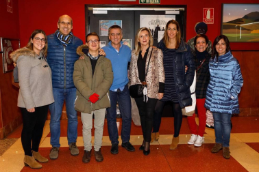 250 personas asistieron al estreno en Navarra del documental 'Ni distintos, ni diferentes: campeones', relato de la vida real de los protagonistas de la aplaudida película de Javier Fesser. La cita, organizada por Diario de Navarra y ANFAS, contó con la colaboración de los cines Golem, lugar en el que se realizó el encuentro. Tras la proyección, una mesa redonda permitió profundizar sobre la realidad de las personas con discapacidad.