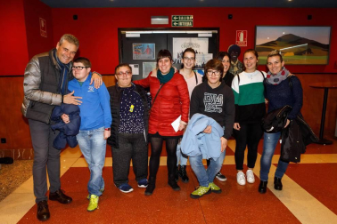 250 personas asistieron al estreno en Navarra del documental 'Ni distintos, ni diferentes: campeones', relato de la vida real de los protagonistas de la aplaudida película de Javier Fesser. La cita, organizada por Diario de Navarra y ANFAS, contó con la colaboración de los cines Golem, lugar en el que se realizó el encuentro. Tras la proyección, una mesa redonda permitió profundizar sobre la realidad de las personas con discapacidad.