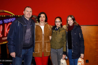 250 personas asistieron al estreno en Navarra del documental 'Ni distintos, ni diferentes: campeones', relato de la vida real de los protagonistas de la aplaudida película de Javier Fesser. La cita, organizada por Diario de Navarra y ANFAS, contó con la colaboración de los cines Golem, lugar en el que se realizó el encuentro. Tras la proyección, una mesa redonda permitió profundizar sobre la realidad de las personas con discapacidad.