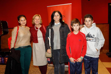 250 personas asistieron al estreno en Navarra del documental 'Ni distintos, ni diferentes: campeones', relato de la vida real de los protagonistas de la aplaudida película de Javier Fesser. La cita, organizada por Diario de Navarra y ANFAS, contó con la colaboración de los cines Golem, lugar en el que se realizó el encuentro. Tras la proyección, una mesa redonda permitió profundizar sobre la realidad de las personas con discapacidad.