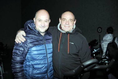 El 24 de noviembre, el frontón de Escolapios de Tafalla acogió la primera edición de la  Maratón de Ciclo Indoor. 60 bicis a disposición de los aficionados a esta disciplina que, además de pasar un rato divertido con los monitores, contribuyeron con sus inscripciones a la labor solidaria de la Asociación de Esclerosis múltiple de Navarra (Ademna).