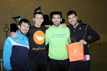 El 24 de noviembre, el frontón de Escolapios de Tafalla acogió la primera edición de la  Maratón de Ciclo Indoor. 60 bicis a disposición de los aficionados a esta disciplina que, además de pasar un rato divertido con los monitores, contribuyeron con sus inscripciones a la labor solidaria de la Asociación de Esclerosis múltiple de Navarra (Ademna).