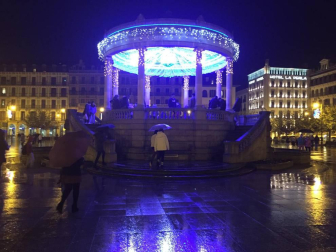 La celebración de la festividad de San Saturnino, patrón de Pamplona, ha sido un año más la fecha elegida para el encendido de la iluminación navideña.