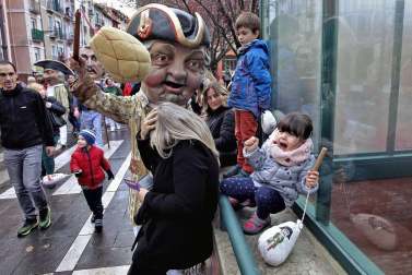 La festividad de San Saturnino ha arrancado con el desfile de Gigantes y Cabezudos
