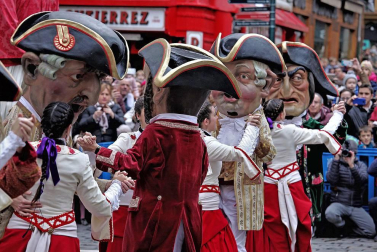 La festividad de San Saturnino ha arrancado con el desfile de Gigantes y Cabezudos