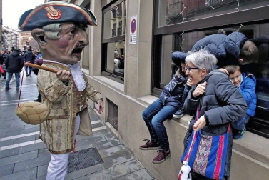 La festividad de San Saturnino ha arrancado con el desfile de Gigantes y Cabezudos