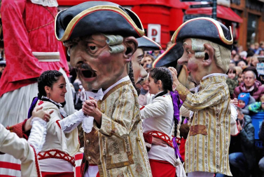 La festividad de San Saturnino ha arrancado con el desfile de Gigantes y Cabezudos