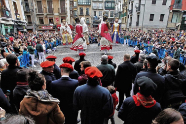 La festividad de San Saturnino ha arrancado con el desfile de Gigantes y Cabezudos
