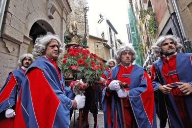 La festividad de San Saturnino ha arrancado con el desfile de Gigantes y Cabezudos