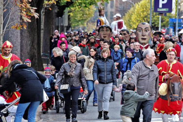 La festividad de San Saturnino ha arrancado con el desfile de Gigantes y Cabezudos