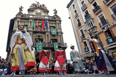 La festividad de San Saturnino ha arrancado con el desfile de Gigantes y Cabezudos