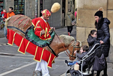 La festividad de San Saturnino ha arrancado con el desfile de Gigantes y Cabezudos