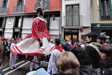La festividad de San Saturnino ha arrancado con el desfile de Gigantes y Cabezudos