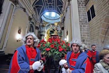 La festividad de San Saturnino ha arrancado con el desfile de Gigantes y Cabezudos