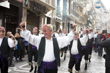 La festividad de San Saturnino ha arrancado con el desfile de Gigantes y Cabezudos