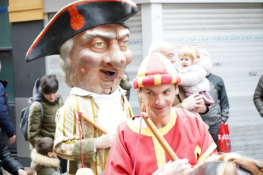 La festividad de San Saturnino ha arrancado con el desfile de Gigantes y Cabezudos