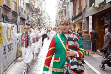 La festividad de San Saturnino ha arrancado con el desfile de Gigantes y Cabezudos