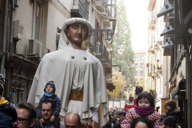La festividad de San Saturnino ha arrancado con el desfile de Gigantes y Cabezudos
