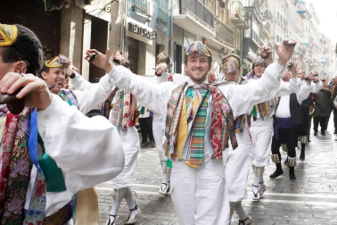 La festividad de San Saturnino ha arrancado con el desfile de Gigantes y Cabezudos
