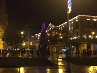 La celebración de la festividad de San Saturnino, patrón de Pamplona, ha sido un año más la fecha elegida para el encendido de la iluminación navideña.