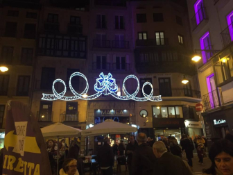 La celebración de la festividad de San Saturnino, patrón de Pamplona, ha sido un año más la fecha elegida para el encendido de la iluminación navideña.