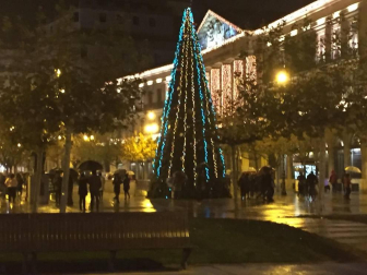 La celebración de la festividad de San Saturnino, patrón de Pamplona, ha sido un año más la fecha elegida para el encendido de la iluminación navideña.