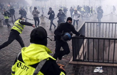 Los enfrentamientos con los antidisturbios volvieron a marcar la manifestación de los 'chalecos amarillos' en los Campos Elíseos, ya que 1.500 alborotadores -según las autoridades- perturban los accesos a la avenida, donde las autoridades responden con gases lacrimógenos y cañones de agua.